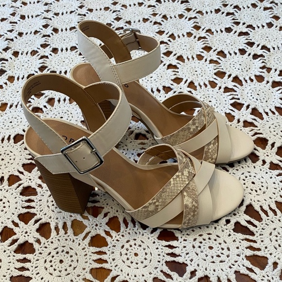 Torrid 4H bone caged fronthl snake print details size 8.5W - Picture 2 of 8